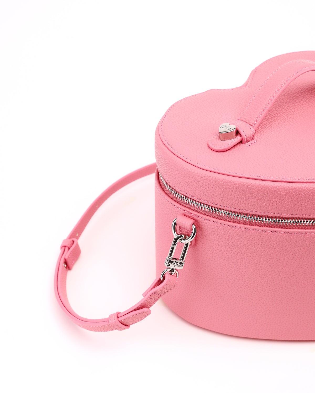 Close-up of the detachable shoulder strap clip, zip and handle on GALS Lovette Petal Pink vanity case
