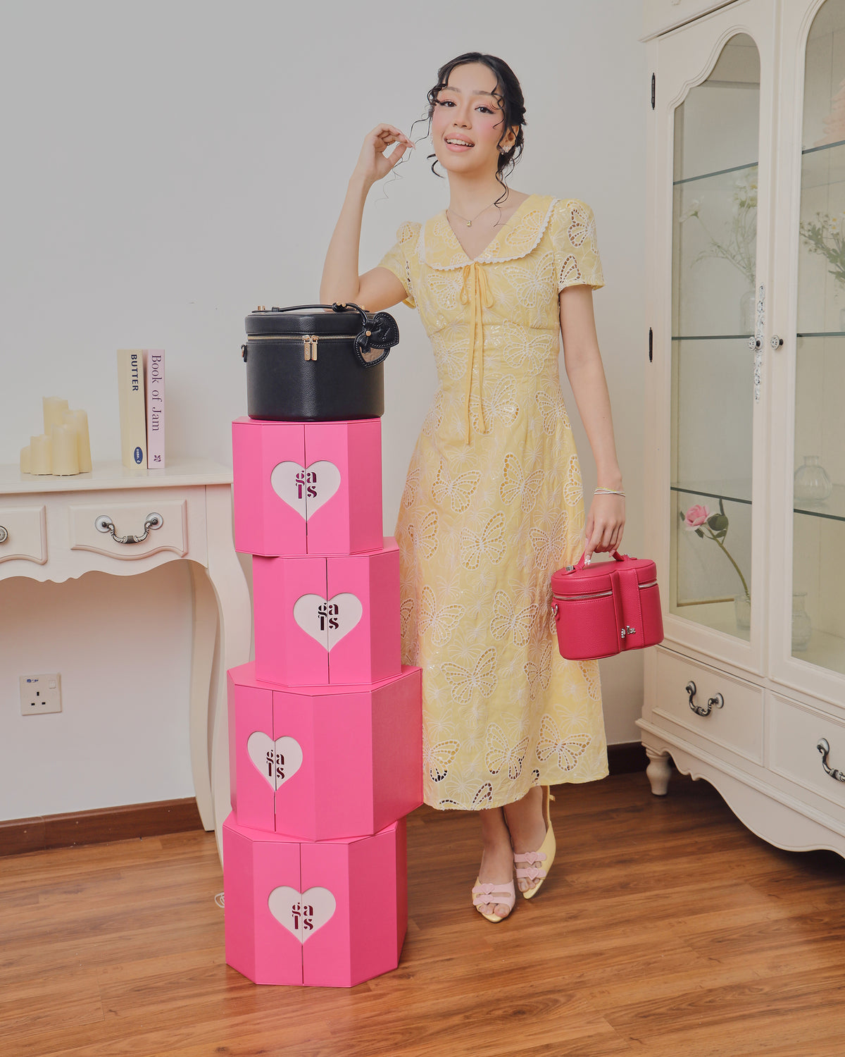 Model styling GALS Lovette Vanity Case Large in Onyx