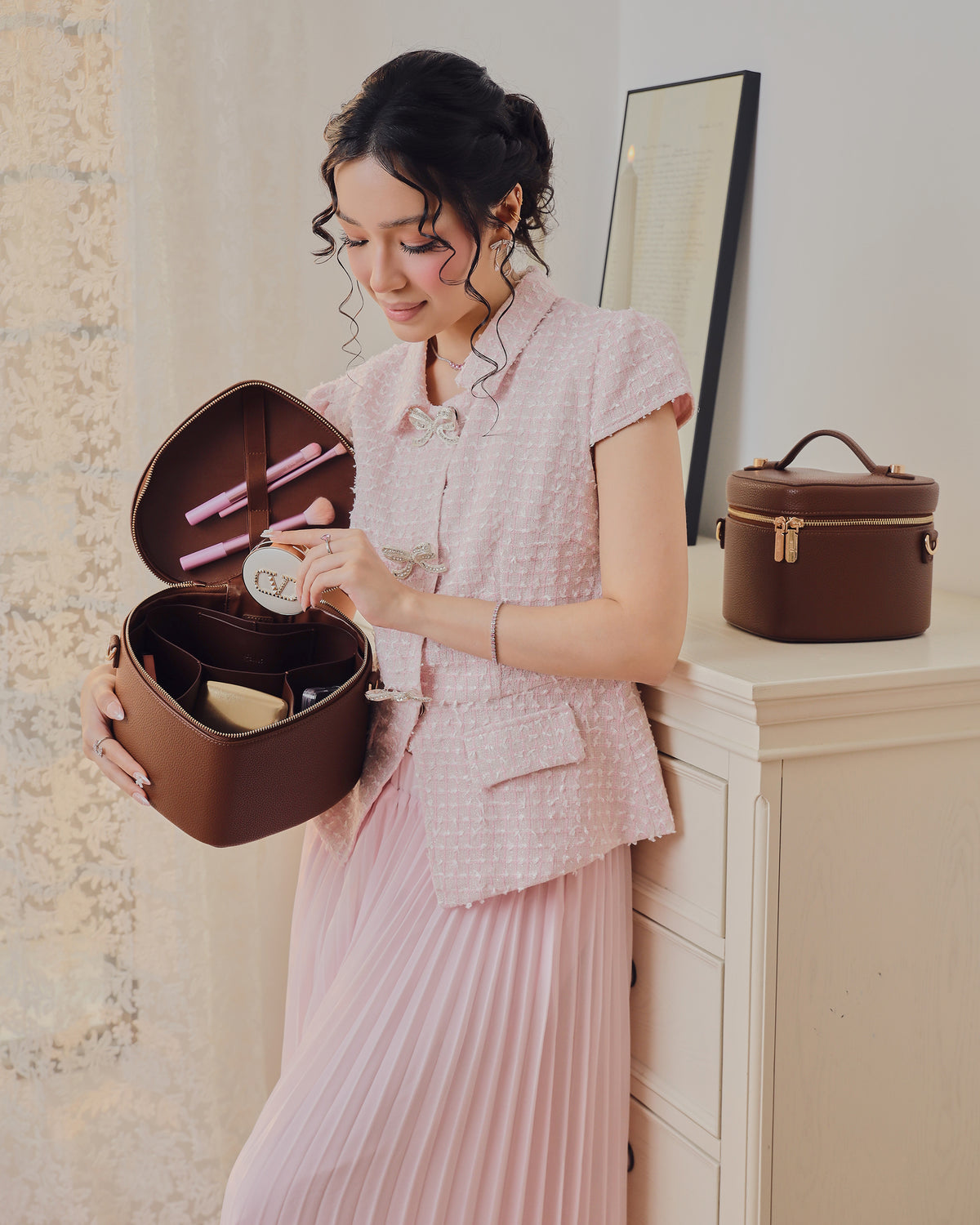 Model styling GALS Lovette Vanity Case Large in Mocha